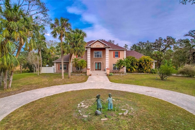 view of front of home featuring a front yard