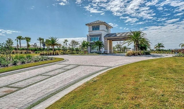 view of property's community featuring a yard