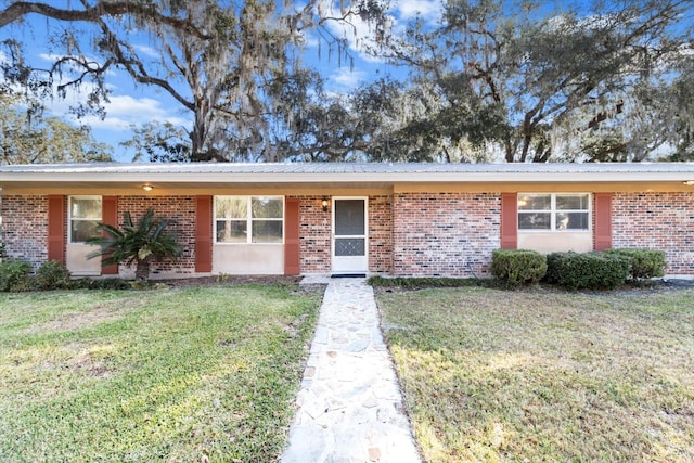 single story home featuring a front yard