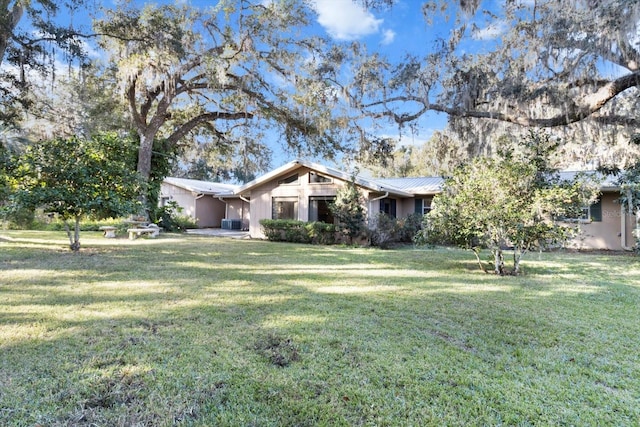 single story home with a front lawn