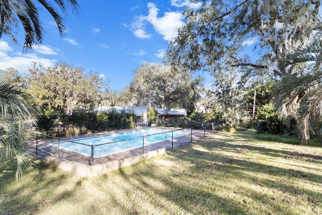 view of swimming pool with a yard