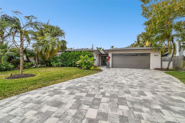 view of front facade featuring a garage and a front yard