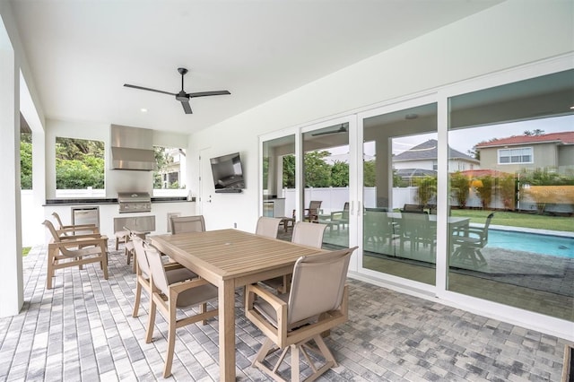 sunroom with ceiling fan