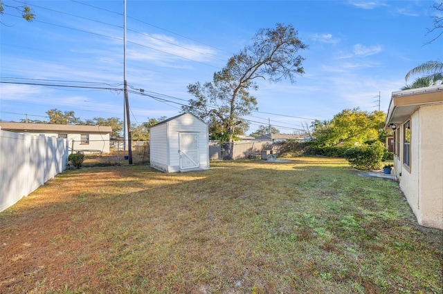 view of yard featuring a shed