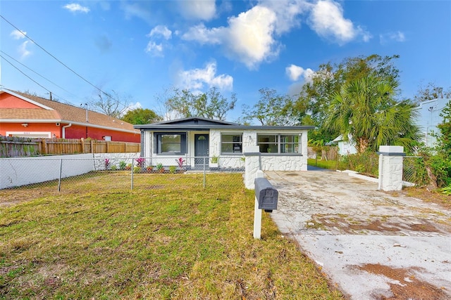 ranch-style house featuring a front yard