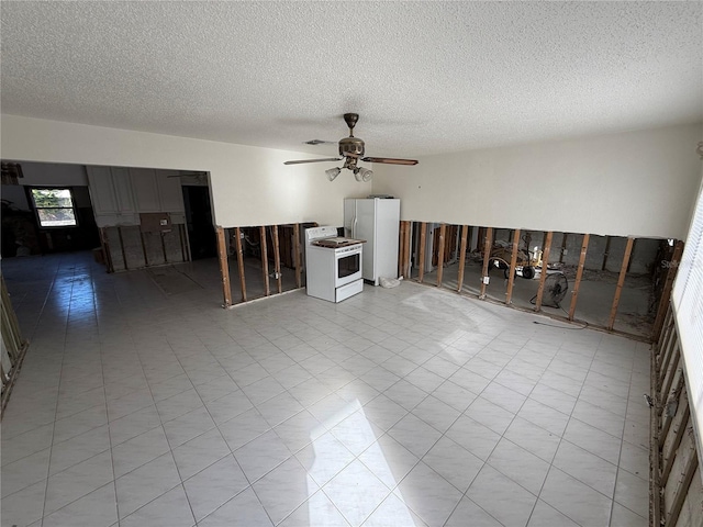 unfurnished room featuring ceiling fan and a textured ceiling