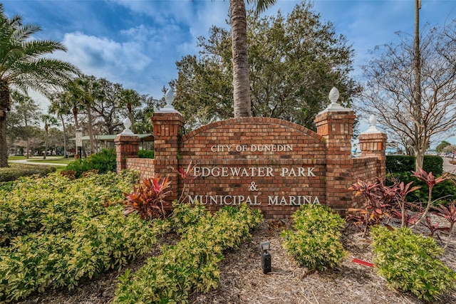 view of community / neighborhood sign