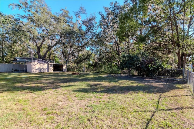 view of yard with an outbuilding