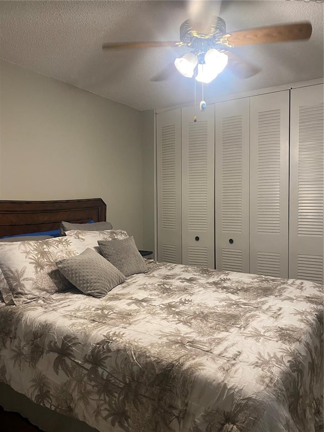 bedroom featuring ceiling fan, a closet, and a textured ceiling