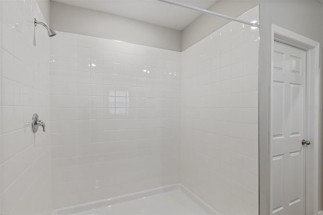 bathroom featuring a tile shower