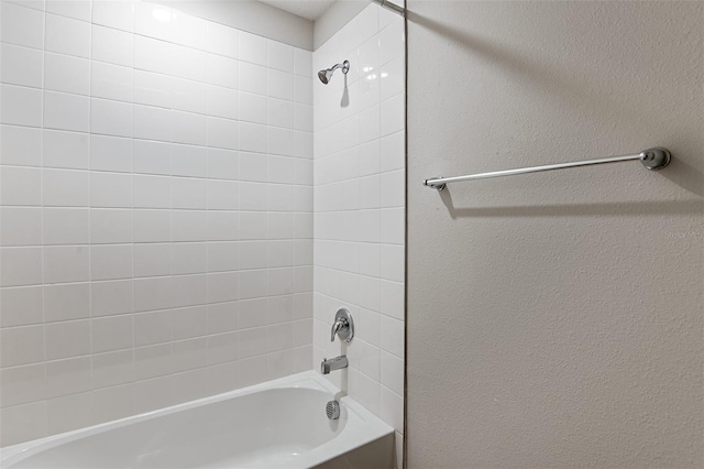 bathroom with tiled shower / bath combo