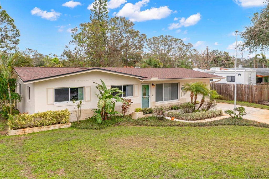 ranch-style home with a front yard