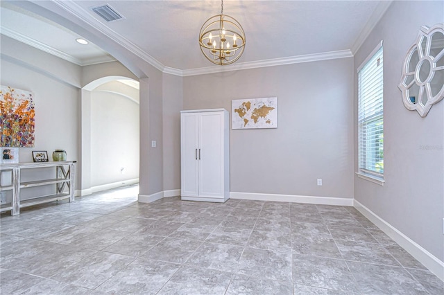 empty room with crown molding and a chandelier