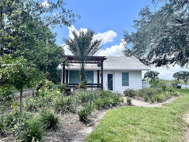 view of front of house with a front lawn