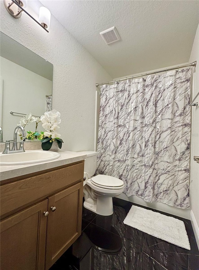 full bathroom featuring a textured ceiling, toilet, vanity, and shower / bath combo