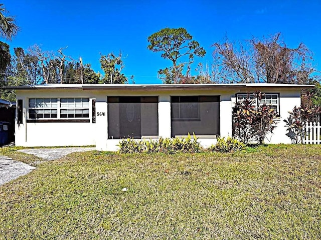 ranch-style house featuring a front lawn