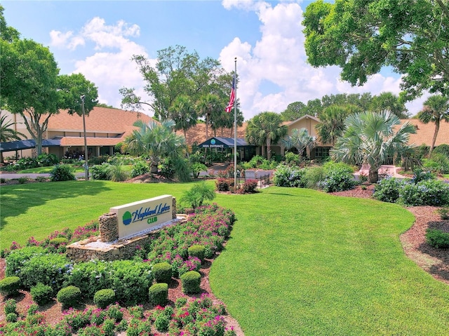 view of property's community featuring a lawn