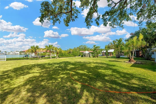 view of grassy yard featuring a water view