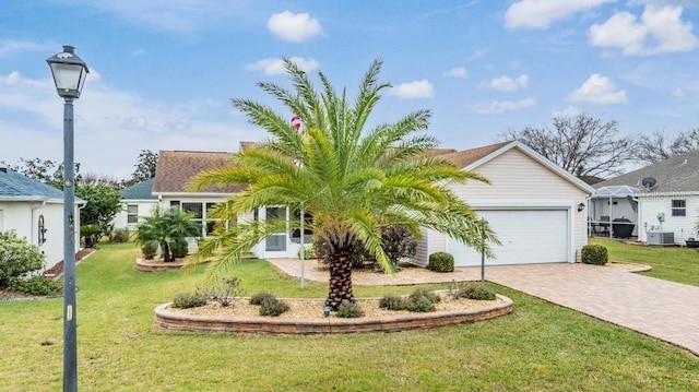 view of front of home featuring cooling unit, a garage, and a front yard