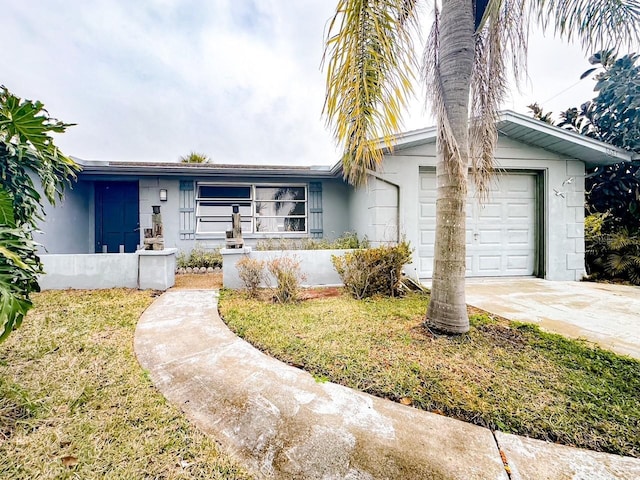 view of front facade featuring a front yard and a garage