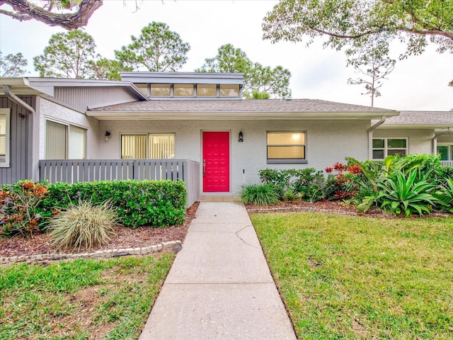 view of front of house featuring a front yard