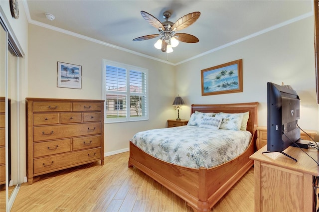 bedroom featuring ornamental molding, light hardwood / wood-style floors, and ceiling fan