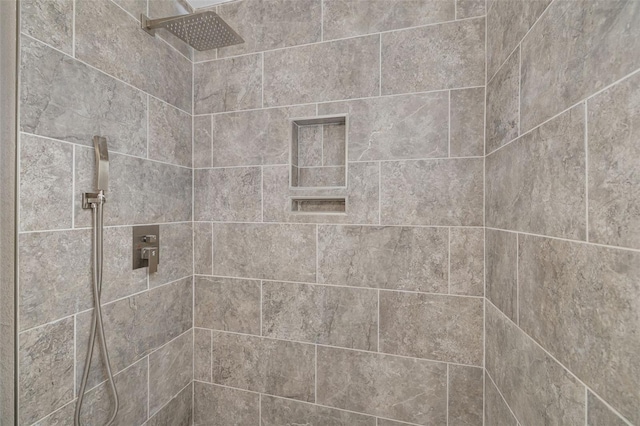 bathroom featuring a tile shower