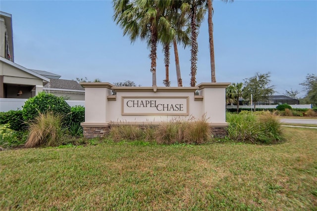 community / neighborhood sign featuring a lawn