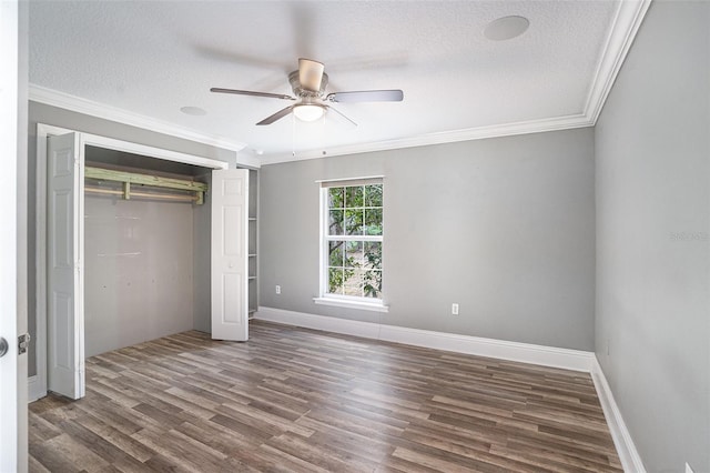 unfurnished bedroom featuring a textured ceiling, ornamental molding, a closet, and ceiling fan