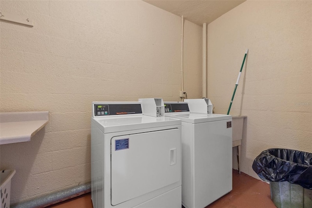 laundry room with washing machine and dryer