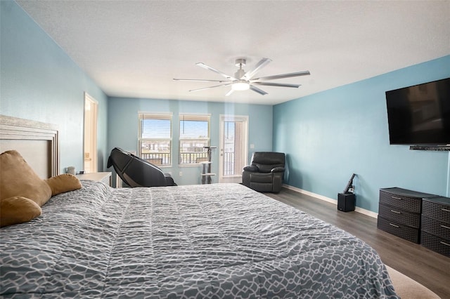 bedroom featuring dark wood-type flooring, ceiling fan, and a textured ceiling