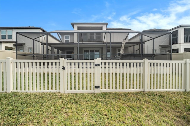 view of front of home featuring a lanai and a front lawn