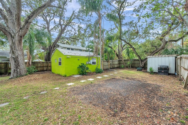 view of yard with a shed