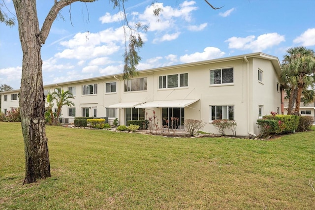 view of front of home featuring a front lawn