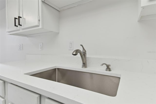 room details featuring sink and crown molding