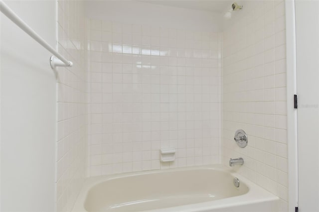 bathroom featuring tiled shower / bath