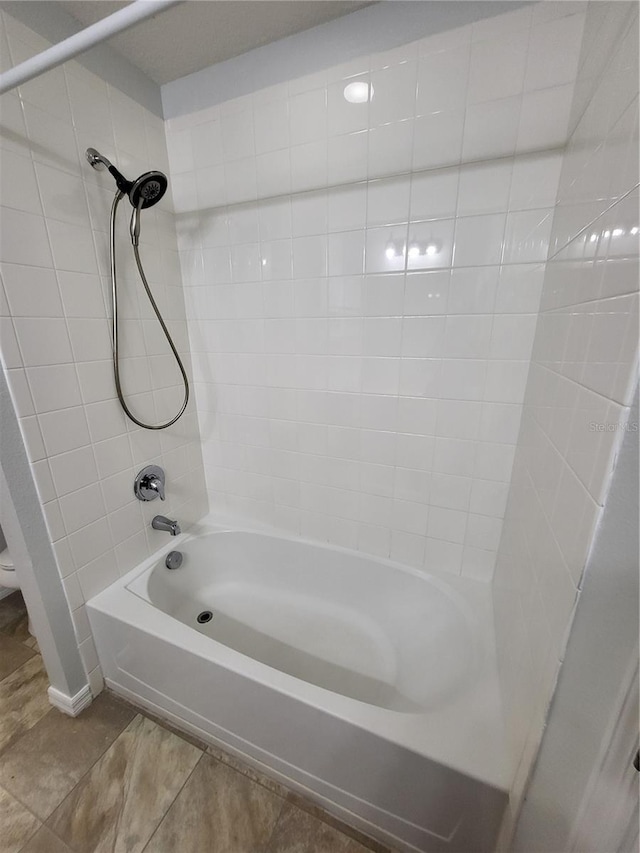 bathroom featuring tiled shower / bath combo