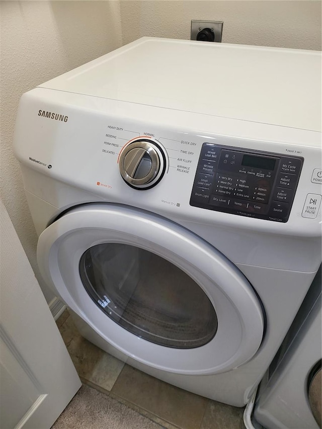 laundry area featuring washer / clothes dryer