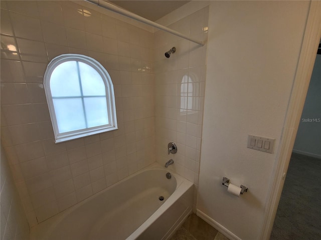 bathroom featuring tiled shower / bath