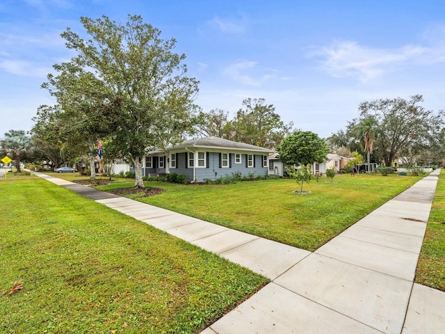 view of front of home featuring a front yard