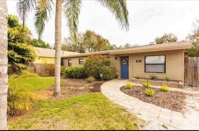 ranch-style home featuring a front lawn