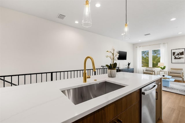 460 87th Ave N, Saint Petersburg, FL 33702 - kitchen featuring visible vents, light wood-style flooring, a sink, open floor plan, and pendant lighting