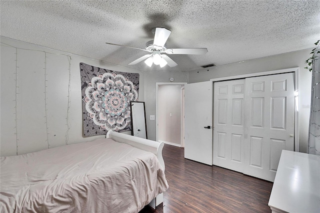 bedroom featuring a textured ceiling, dark hardwood / wood-style floors, and ceiling fan