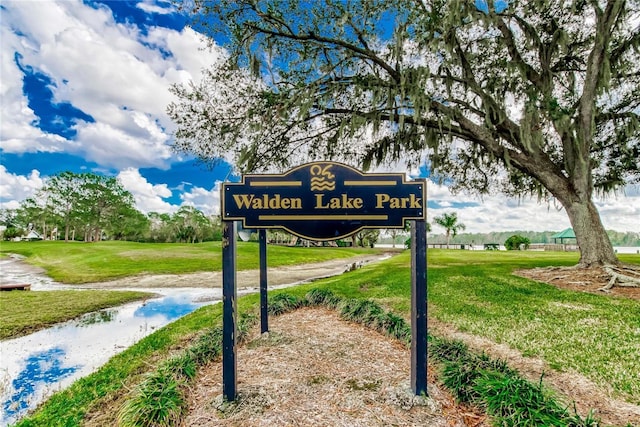 community / neighborhood sign with a yard