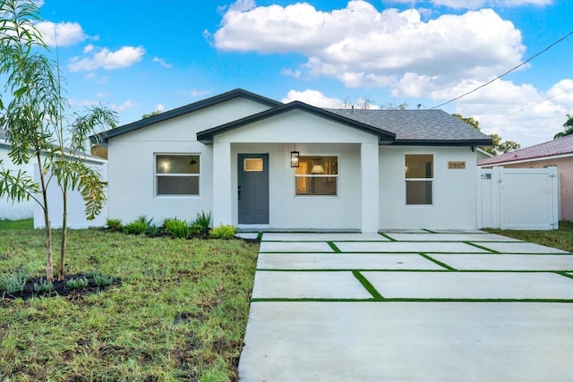 view of front of property featuring a front yard