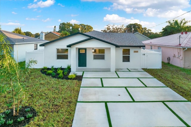 view of front of house featuring a front yard