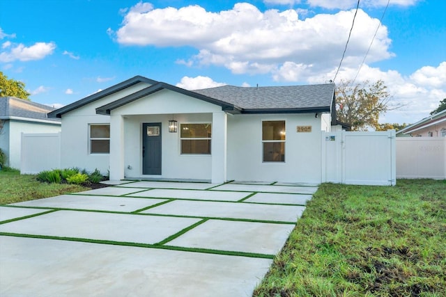 view of front of house with a front lawn