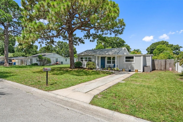 single story home with a front lawn