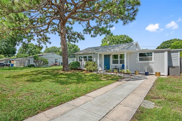 ranch-style home featuring a front lawn