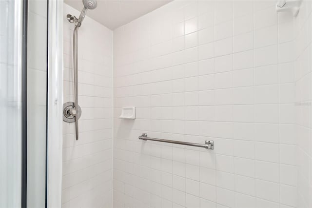 bathroom featuring a tile shower